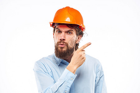 机器人穿着建筑工人的硬帽 专业承包的未来先锋